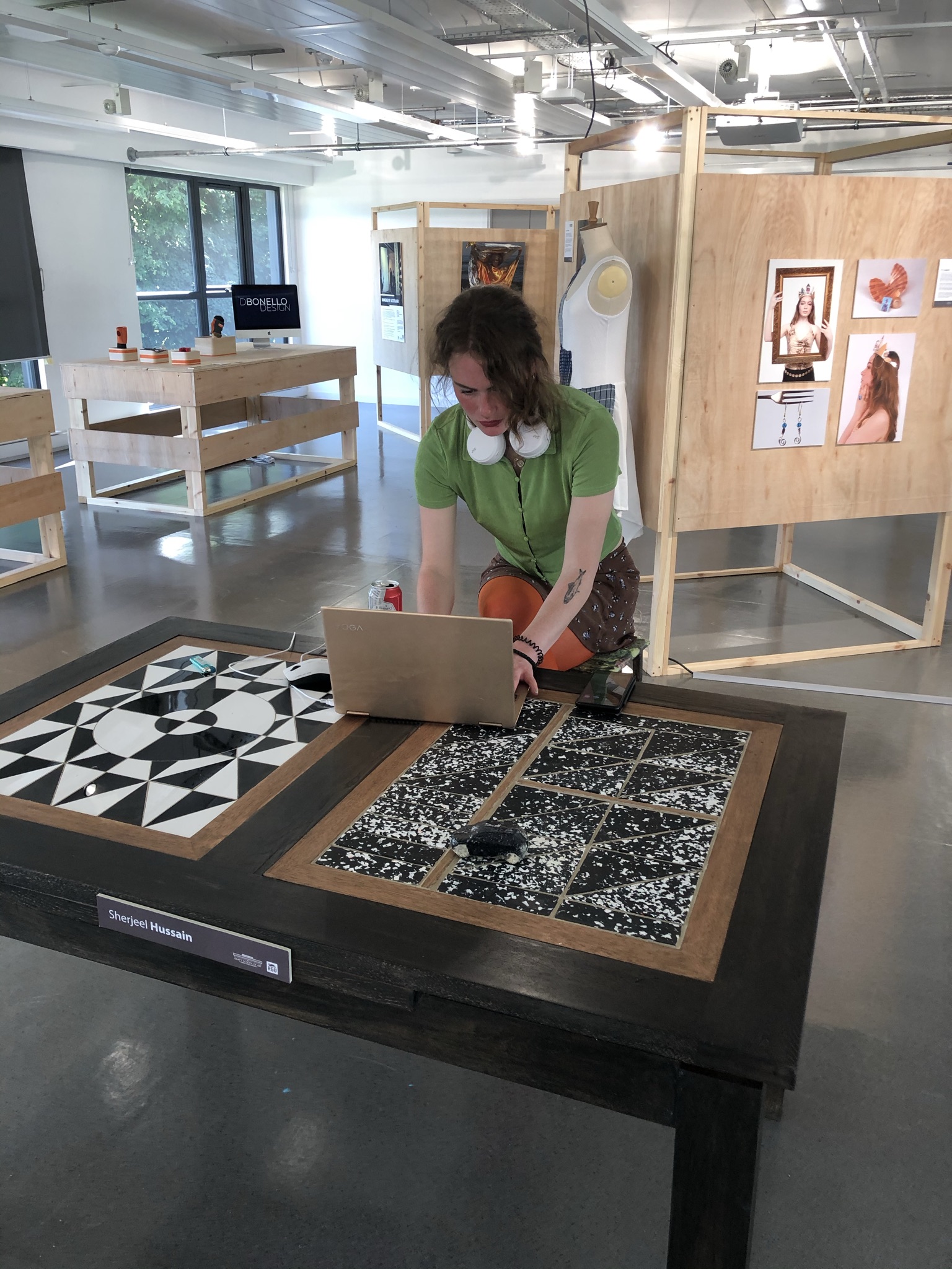 CANTI-001 luxury table — solid oak frame with SMILE recycled plastic panels, Gray's Degree Show 2022