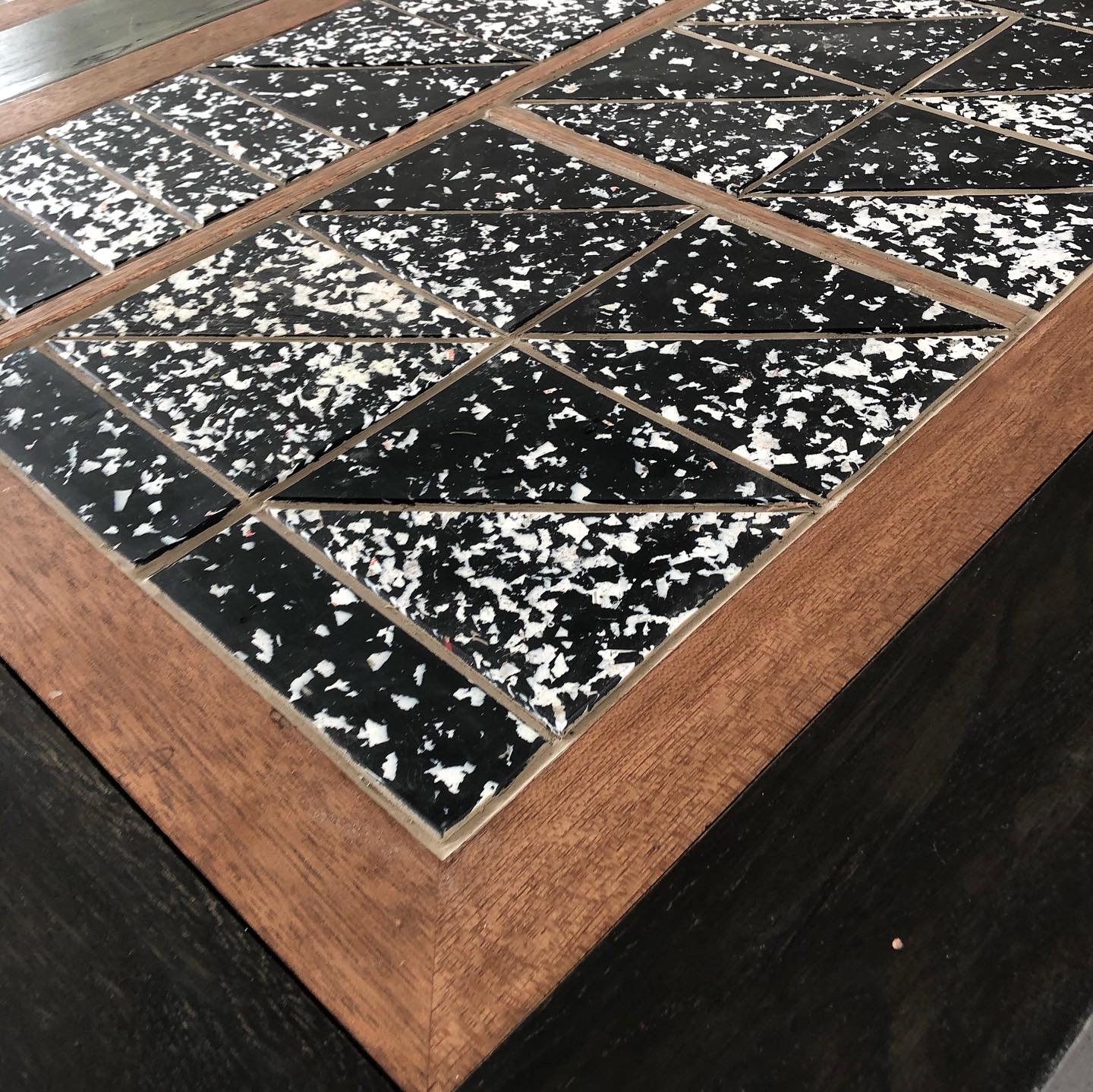 CANTI-001 table detail — recycled plastic panels in mahogany frame